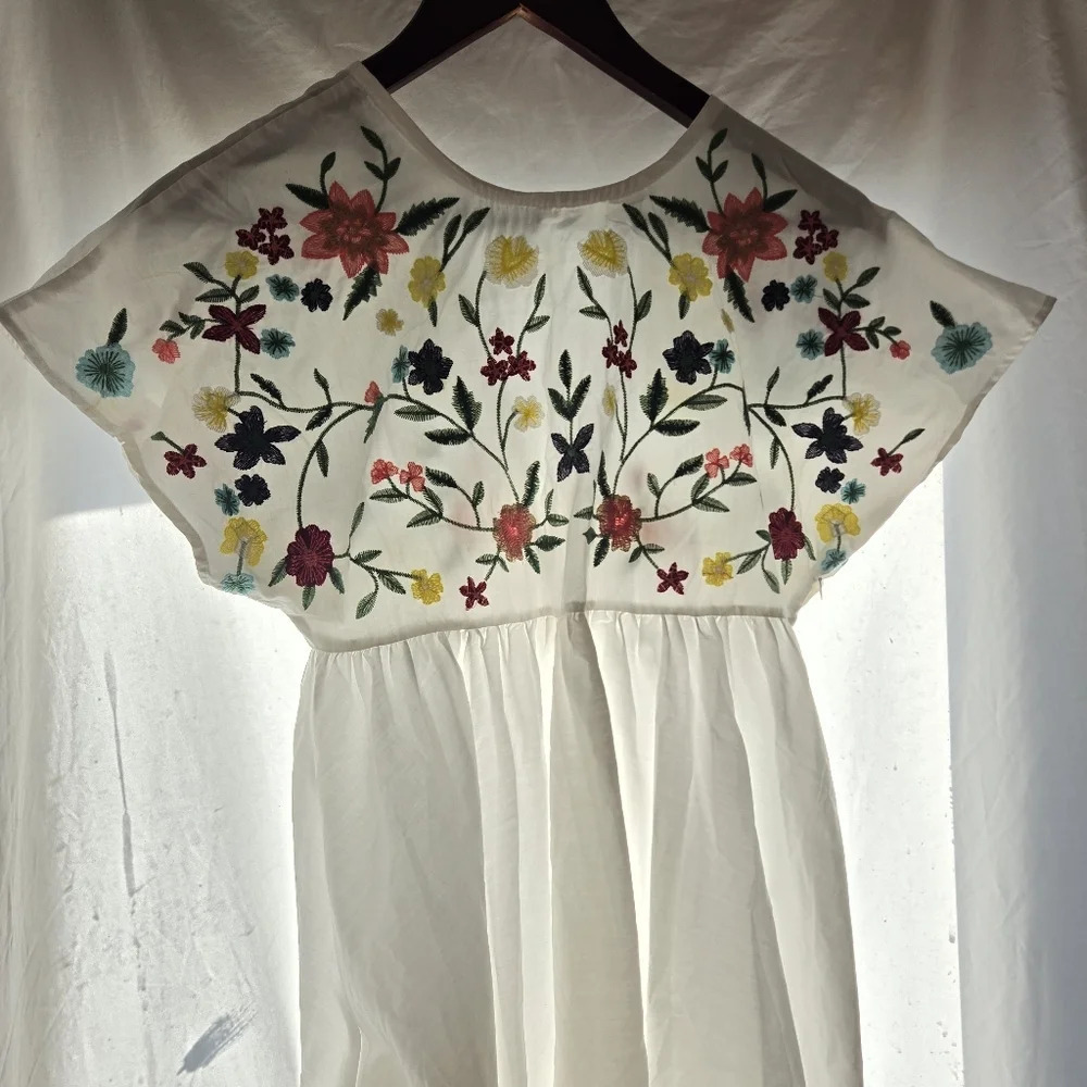 Lovely White Cotton Dress - Picture 3 of 8